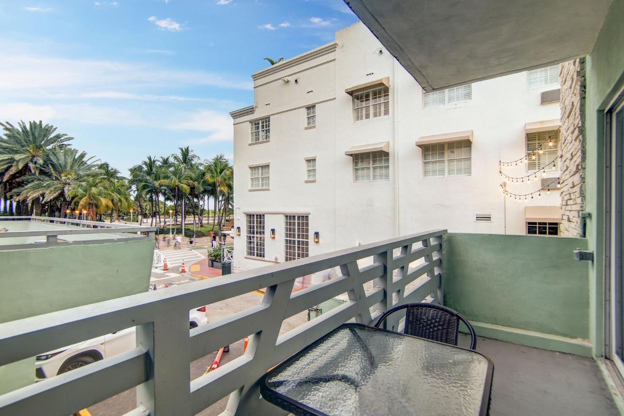 Balcony Deco Apt, W/2 Queenbeds, On Ocean Dr Beach Apartment Miami Beach Exterior photo